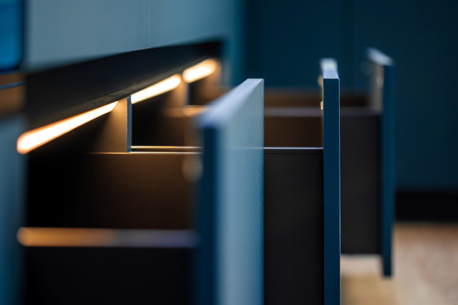 De elegantie van minimalistische greeploze keukens